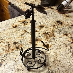 Iron paper towel holder